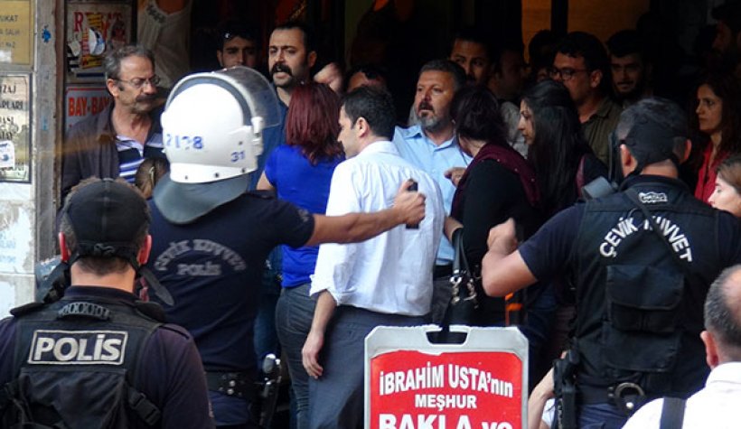 Nuriye Gülmen ve Semih Özakça eylemine polis müdahalesi; 18 gözaltı