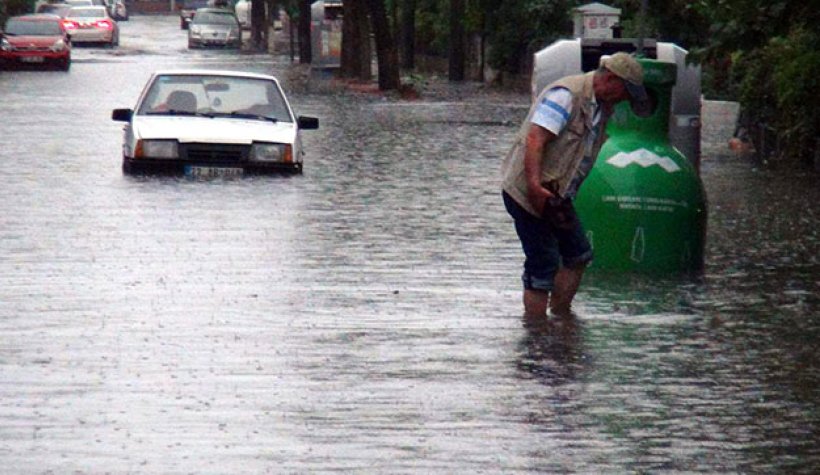 Edirne'de sağanak yağış hayatı felç etti.