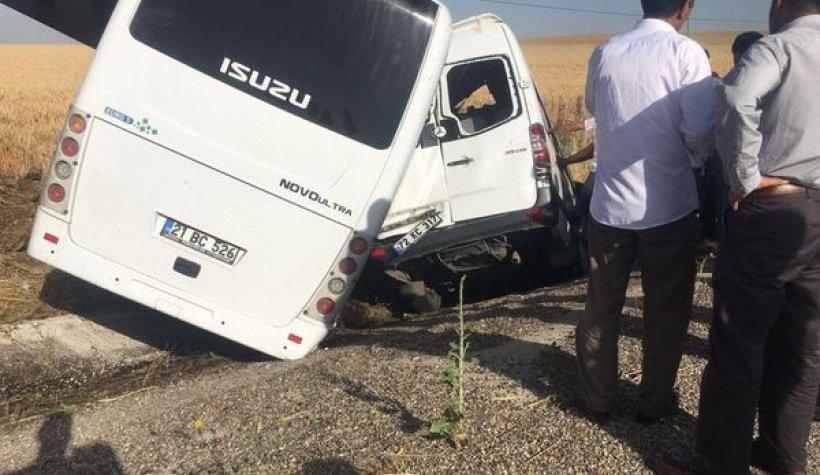 Polis midibüsü ile sivil araç çarpıştı: 2 ölü 18 yaralı..