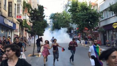 LGBTİ'nin Onur Yürüyüşü'nde polis müdahalesi: 35 gözaltı