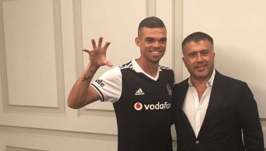 Pepe resmen Kartal oldu. Beşiktaş formasını giyip ilk pozunu verdi