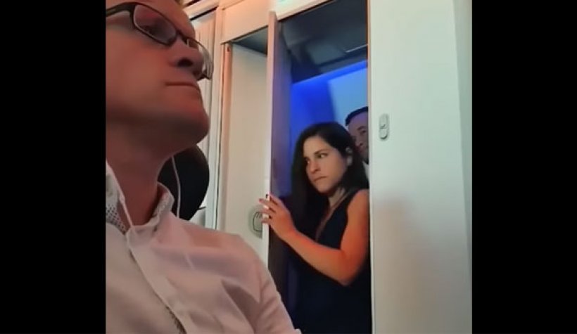 Uçakta tuvalete birlikte giren iki sevgili fena yakalandı!