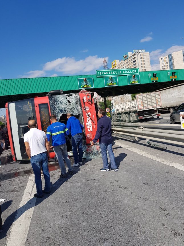 Son dakika: İstanbul'da çift katlı İETT otobüsü devrildi