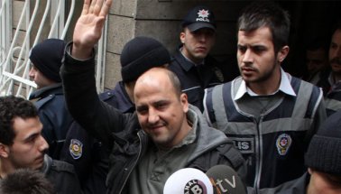 Gazeteci-Yazar Ahmet Şık  davadan beraat etti