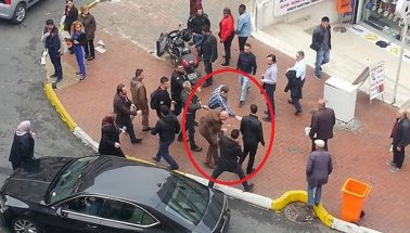 Osman Tanburacı'ya sokak ortasında yumruklu saldırı