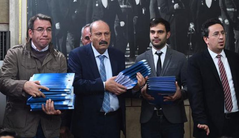 CHP para transferi iddiasıyla ilgili belgeleri basına dağıttı