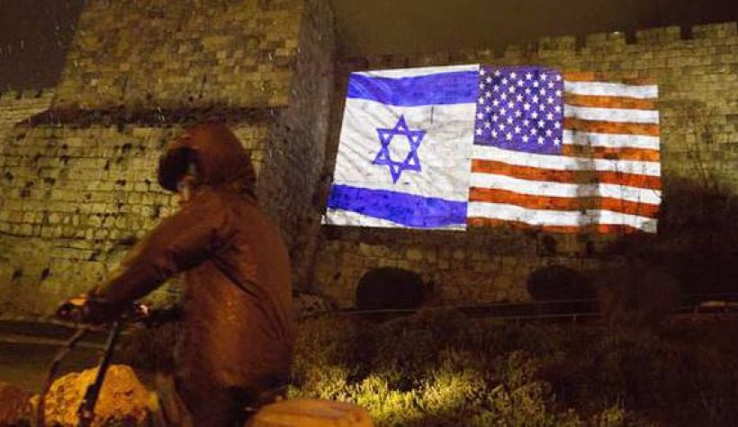 Skandal: Tarihi surlara ABD ve İsrail bayraklarını yansıtıldı!