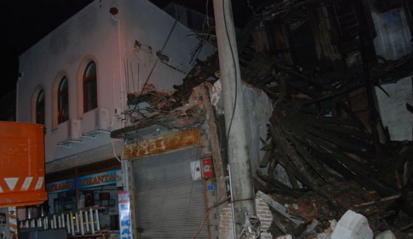 Çanakkale'de tarihi bina gece saatlerinde çöktü