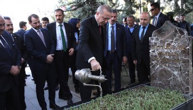 Erdoğan Alparslan Türkeş'in mezarını ziyaret etti