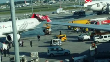 Atatürk Havalimanı'nda uçağın kanadı kuyruğa vurdu