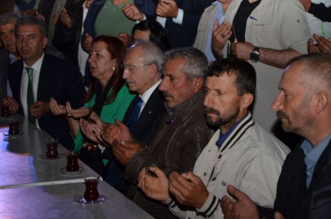 Kılıçdaroğlu Şehit Uzman Çavuş Sercan Koç'un evine taziyeye gitti