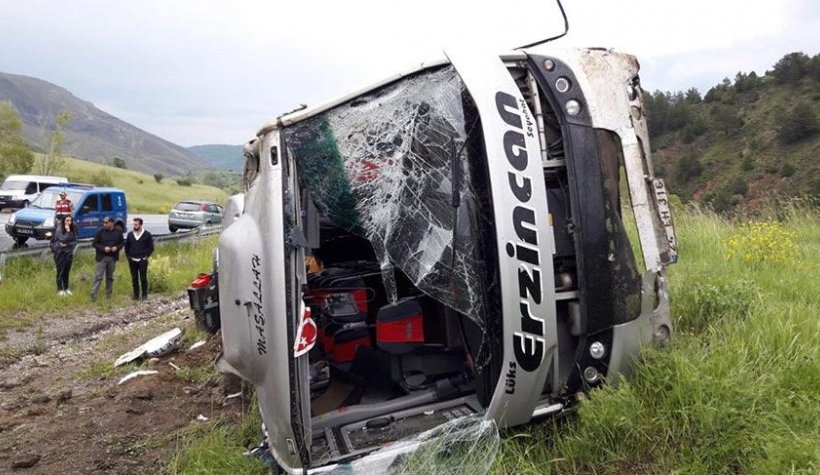 Erzincan’da yolcu otobüsü devrildi: 1 kadın öldü 13 yaralı