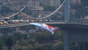 15 Temmuz Şehitler Köprüsü'ne Meral Akşener Posteri Asıldı