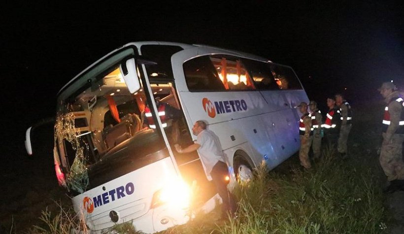 Metro Turizm'e ait yolcu otobüsü, şarampole yuvarlandı: 7 yaralı