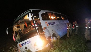Metro Turizm'e ait yolcu otobüsü, şarampole yuvarlandı: 7 yaralı