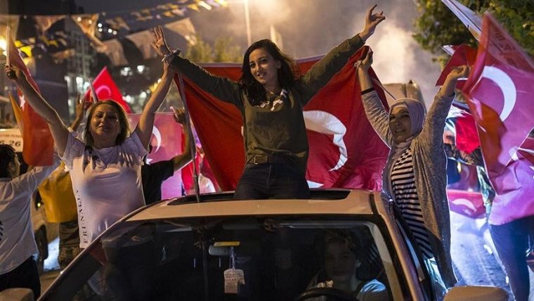 AKP seçmeninde 'gayriresmi' sevinç: İşte kutlamalardan görüntüler