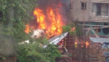 Hindistan'da bir uçak şehir merkezine düştü