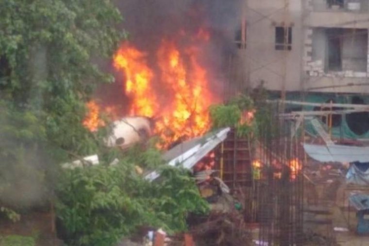 Hindistan'da bir uçak şehir merkezine düştü