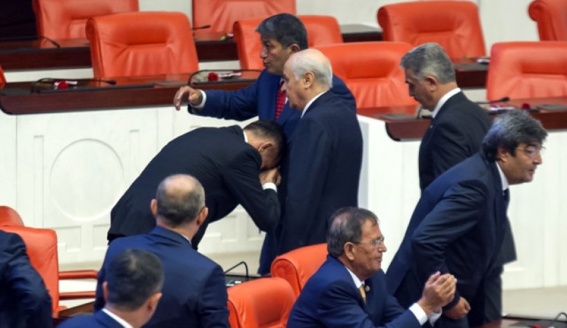 İYİ Parti Milletvekili, MHP Lideri Bahçeli'nin Elini Öptü