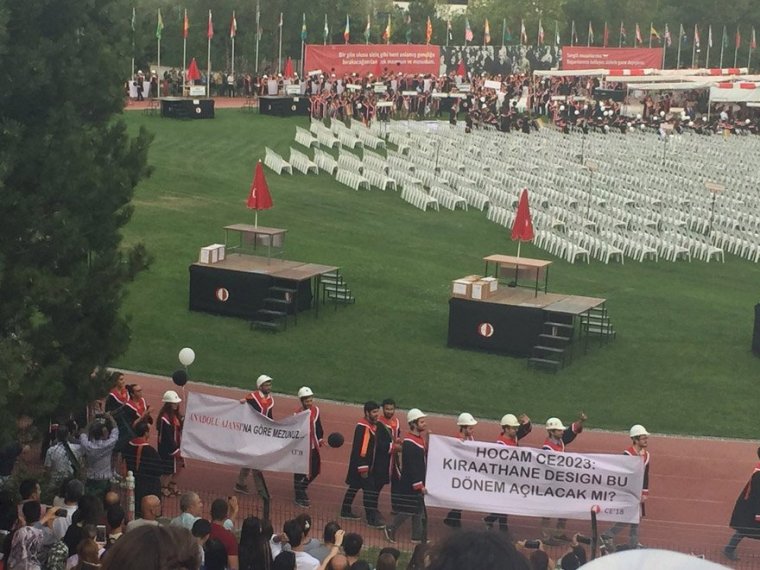 ODTÜ klasiği: İşte mezuniyet törenine damga vuran pankartlar