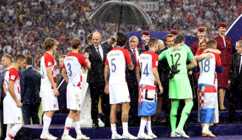 Dünya Kupası Kupa Töreninde Putin'e Şemsiye Torpili