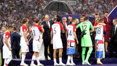 Dünya Kupası Kupa Töreninde Putin'e Şemsiye Torpili