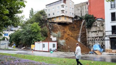 İstanbul Beyoğlu'nda Toprak Kayması! Arda Turan detayı
