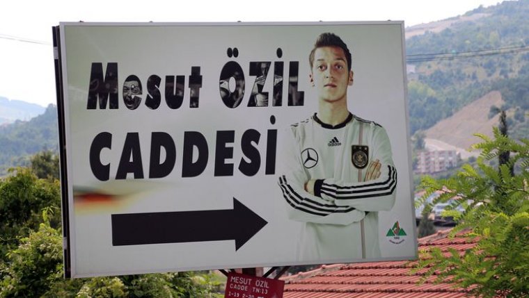 Zonguldak’taki Mesut Özil tabelası değişti