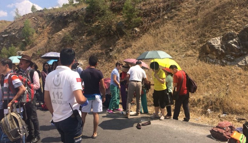 Antalya’da turist otobüsü ile iki otomobil çarpıştı! Ölü ve yaralılar var