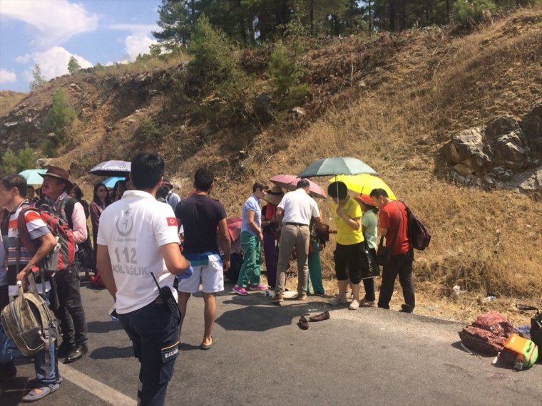 Antalya’da turist otobüsü ile iki otomobil çarpıştı! Ölü ve yaralılar var