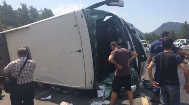 Antalya’da turist otobüsü ile iki otomobil çarpıştı! Ölü ve yaralılar var