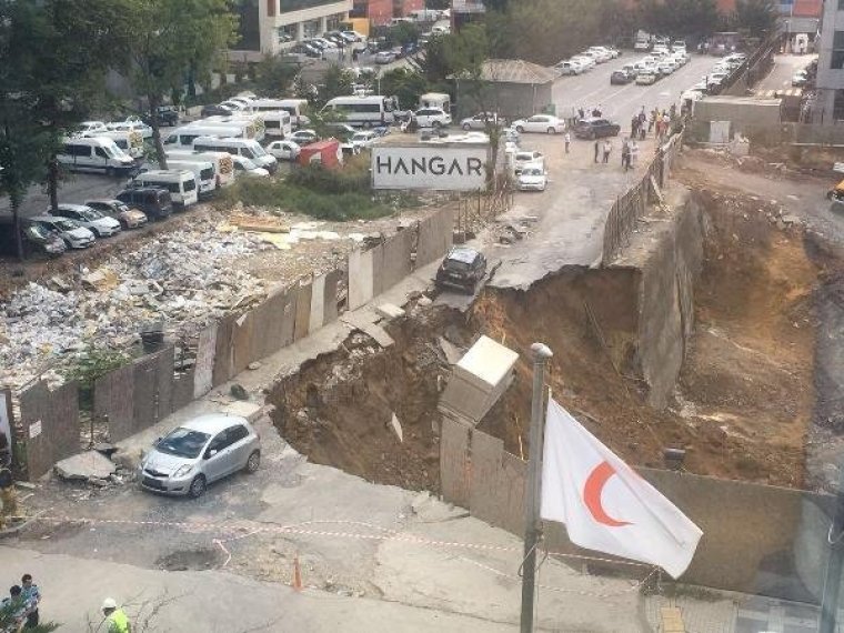 Ümraniye�de istinat duvarı çöktü Göçük Araçları yuttu Ümraniye�de istinat duvarı çöktü Göçük Araçları yuttu