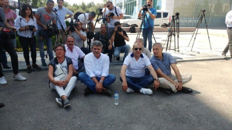Son dakika: CHP önünde oturma eylemi başladı: Ya öleceğim ya da...