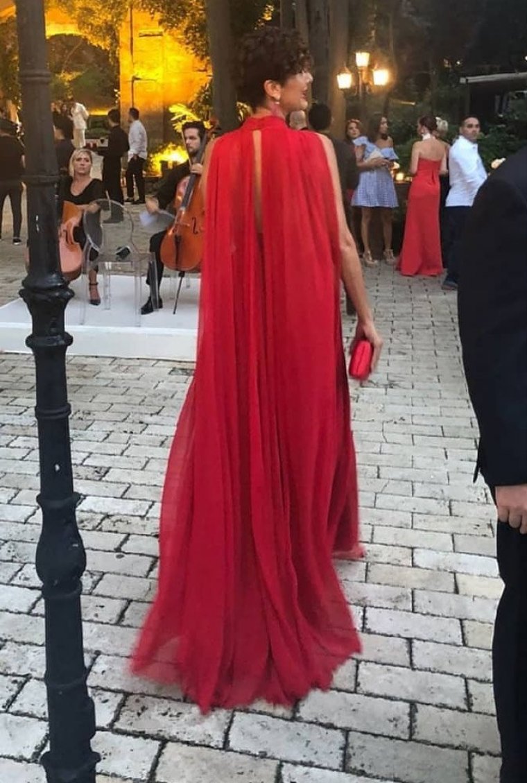 Bergüzar Korel göğüs ve bacak dekolteli elbisesi ile gündemi sarstı