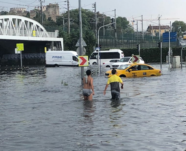İstanbul Kazlıçeşme'yi Su Bastı, Yüzlerce Araçlar Mahsur Kaldı