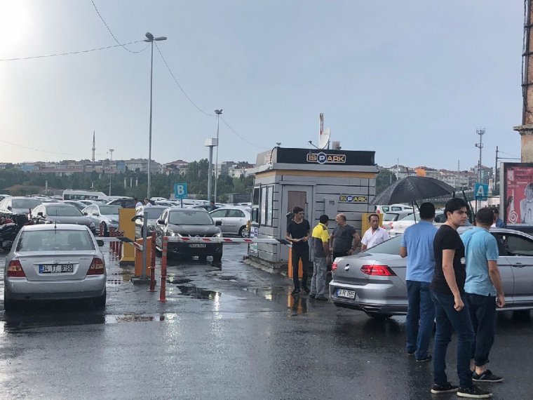 İstanbul Kazlıçeşme'yi Su Bastı, Yüzlerce Araçlar Mahsur Kaldı