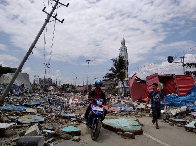 Endonezya'yı deprem ve tsunami vurdu. Ölü sayısı 384 oldu