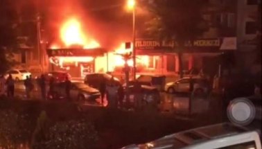 İzmir'de üç işyeri yangında kül oldu