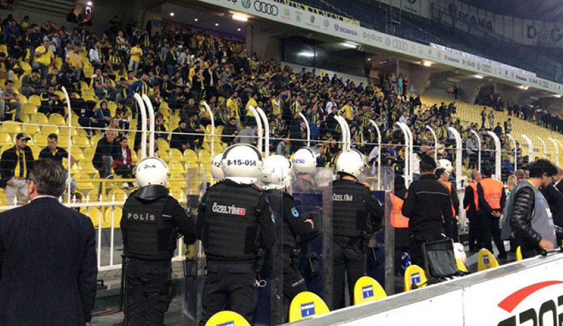 Fenerbahçe'de işler karıştı: Maç bitti, Taraftar Stadı Terk Etmiyor