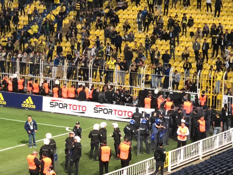 Fenerbahçe'de işler karıştı: Taraftar stadı terk etmiyor