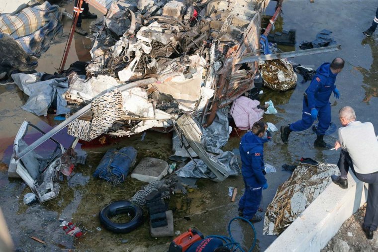 İzmir'de göçmenleri taşıyan kamyon devrildi: İlk bilgiler 18 ölü, çok sayıda yaralı