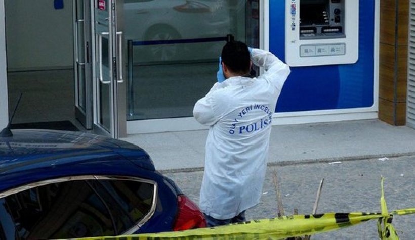 Ä°stanbul Sancaktepe'de bir banka Åubesine giren silahlÄ± 2 kiÅi, yaklaÅÄ±k 20 bin lira alarak kayÄ±plara karÄ±ÅtÄ±. ile ilgili gÃ¶rsel sonucu
