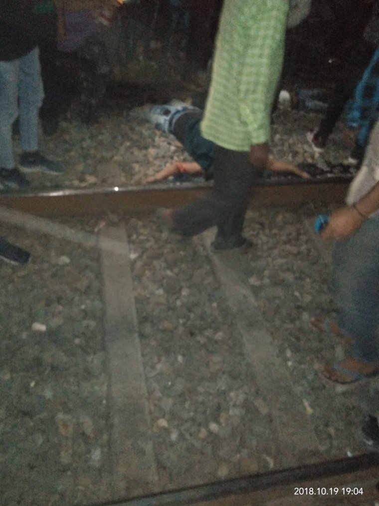 Hindistan'da tren rayların üzerinde oturanları ezdi: En az 50 ölü