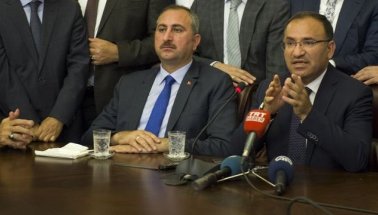 Yeni ve eski AKP'li bakanlardan 'Andımız' tepkisi