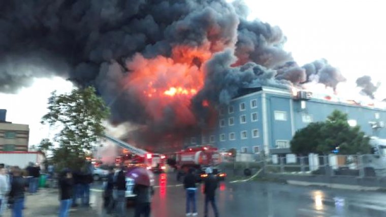 İstanbul'da büyük fabrika yangını: Diğer fabrikalara da sıçradı