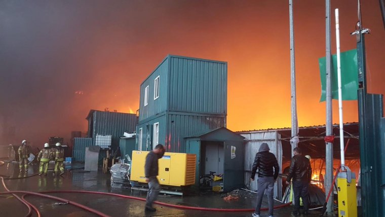 İstanbul'da fabrikalar yanıyor: Patlamalar meydana geldi..