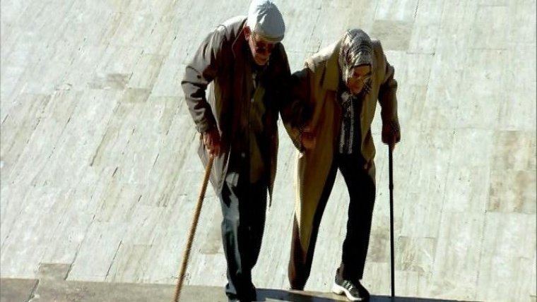 87 yaşındaki Müstakime Teyze ile Mehmet Amca Ata'ya koştu