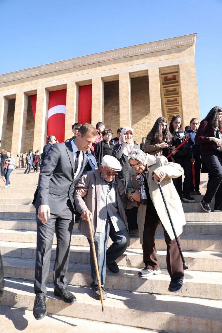 87 yaşındaki Müstakime Teyze ile Mehmet Amca Ata'ya koştu