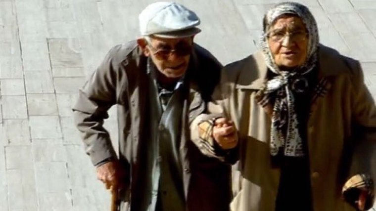 87 yaşındaki Müstakime Teyze ile Mehmet Amca Ata'ya koştu