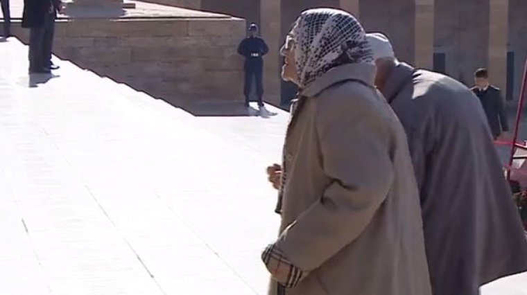87 yaşındaki Müstakime Teyze ile Mehmet Amca Ata'ya koştu